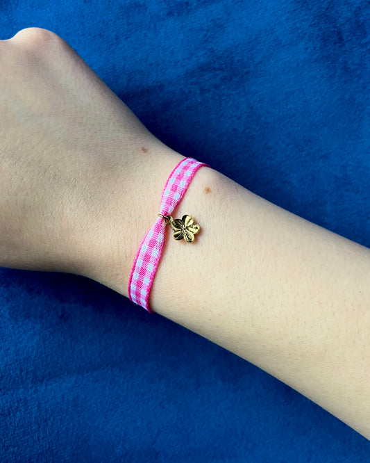 Bracelet en tissu
Bracelet motif vichy rose
Personnalisable avec charm fleur
Personnalisation breloque
Personnalisation charm