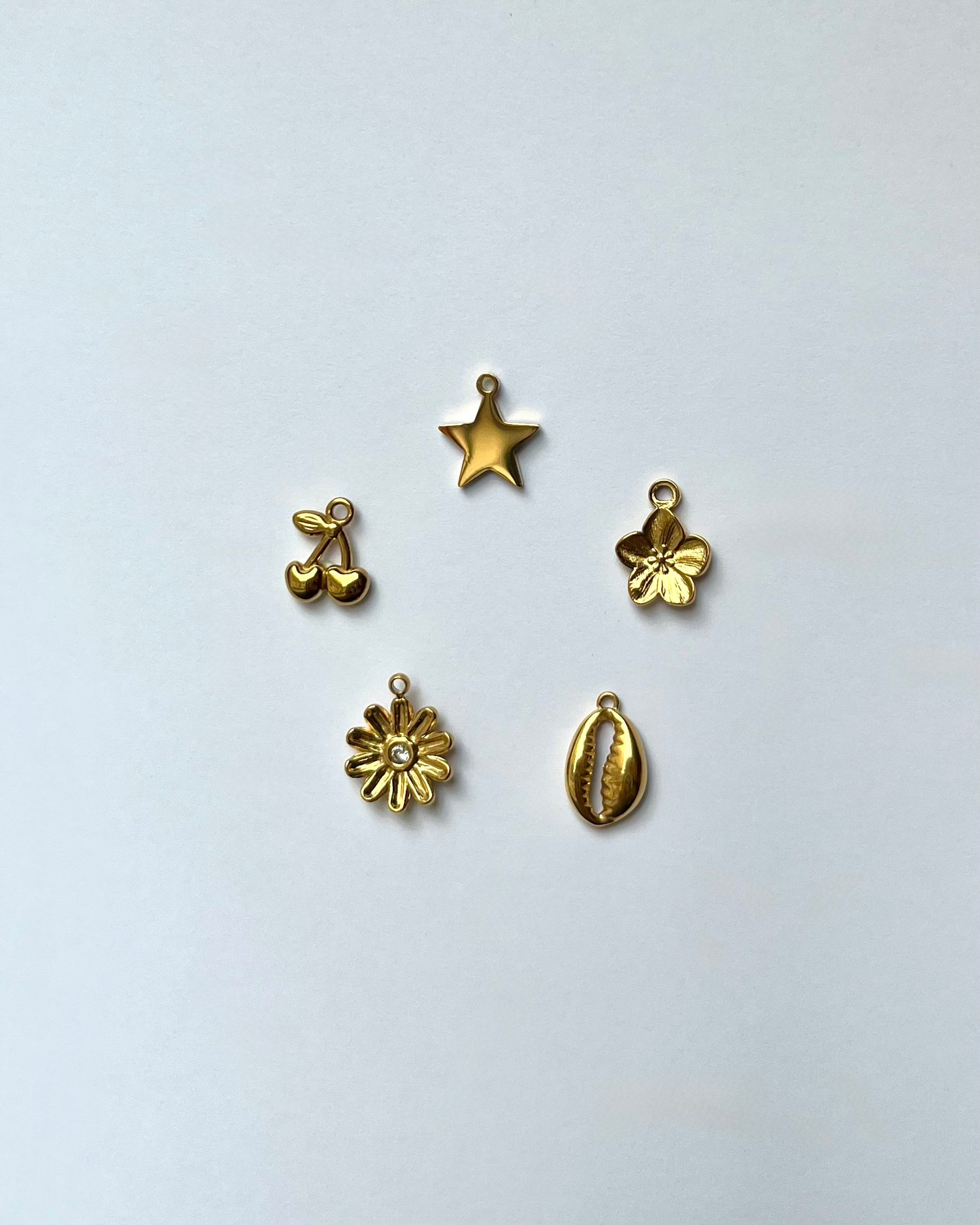 Personnalisable avec charm 
Personnalisation breloque 
Personnalisation charm
Charm en acier inoxydable doré
Breloque en acier inoxydable doré